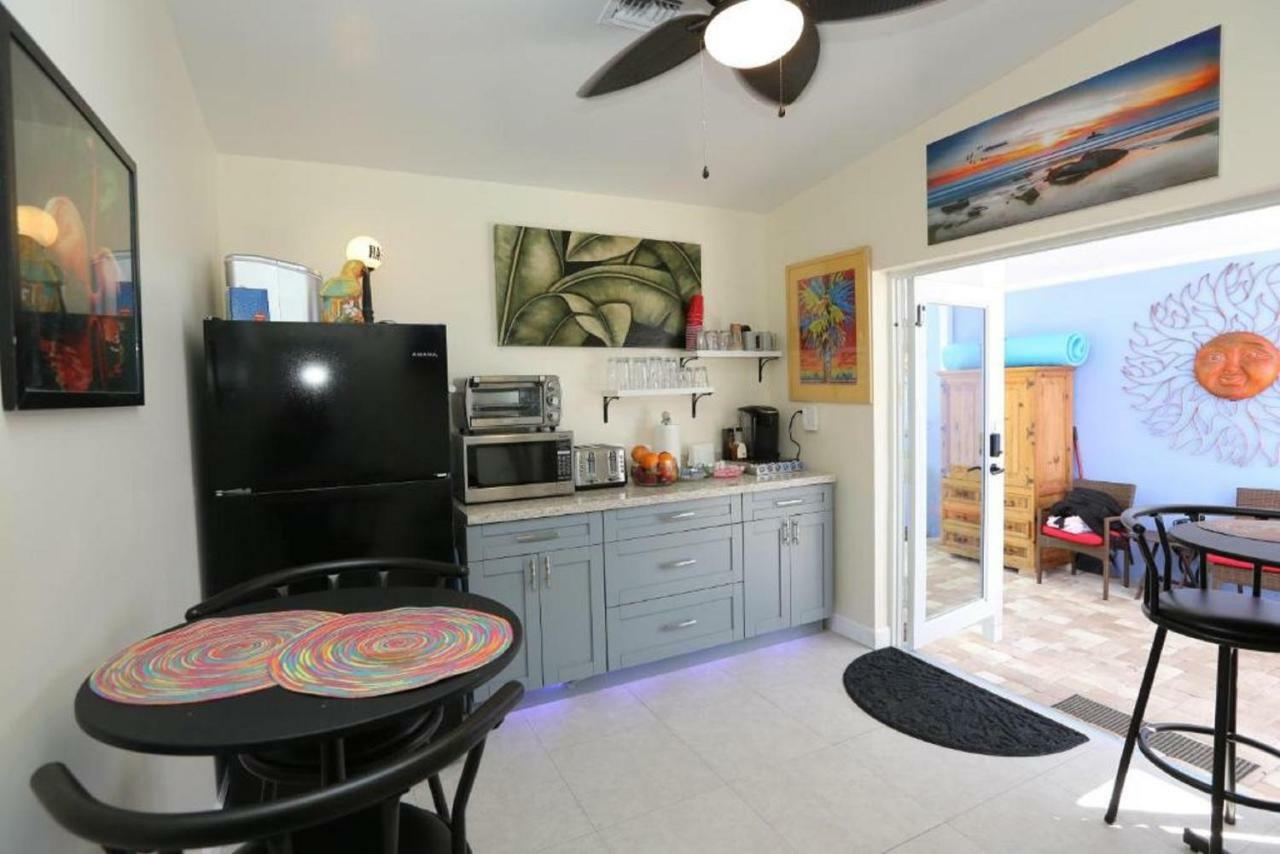 Fantasy Island Inn, Caters To Men 3*