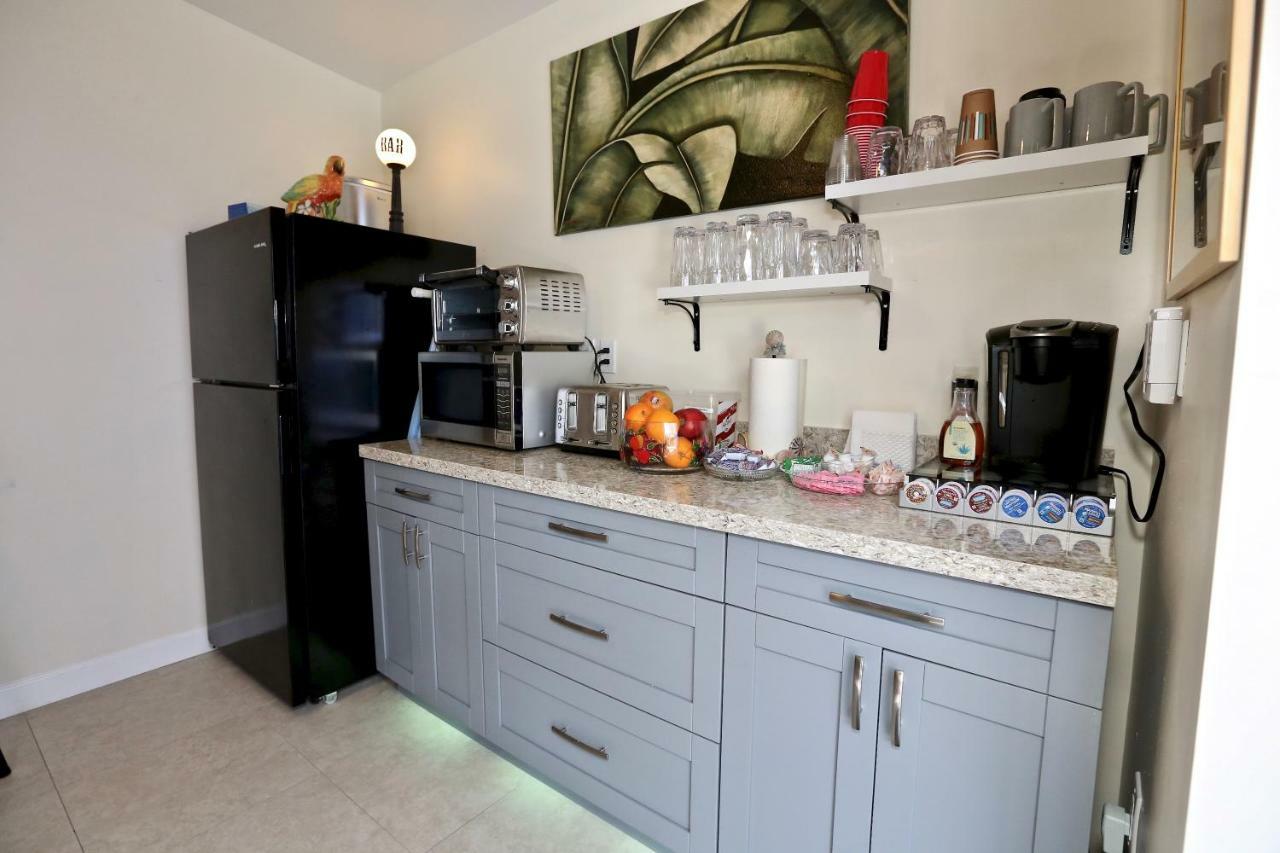 Fantasy Island Inn, Caters To Men Bed & Breakfast 3*