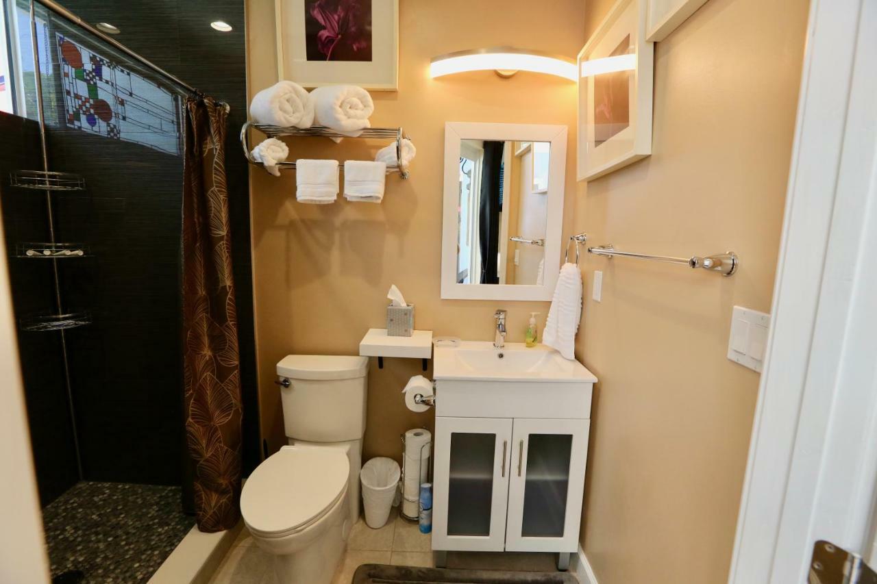 Fantasy Island Inn, Caters To Men Bed & Breakfast